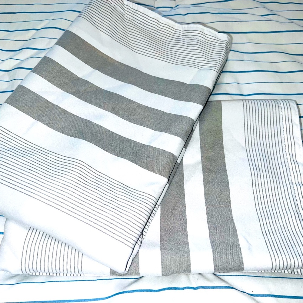 Thomasville Pair of 2 Gray and White Pillow Shams, New, w/o tags, Standard Size